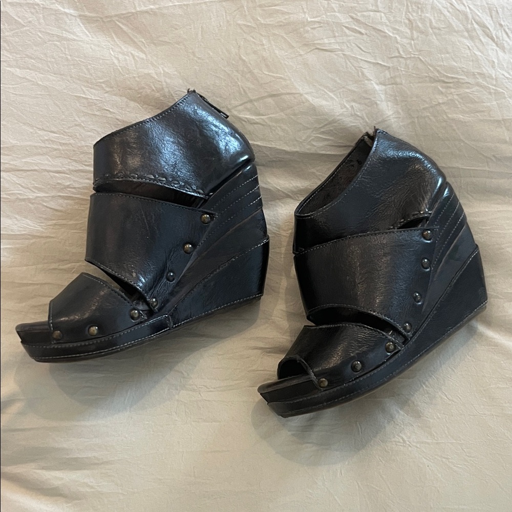 Bedstu Women's Black Wedge Peep-Toe Sandals